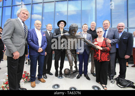 Belfast, County Antrim, Nordirland, Irland. 22. Mai, 2019. Menschen versammelt, am Olympia Leisure Centre in Belfast für die Enthüllung einer Statue von George Best, auf welcher 73. Der Fußball-Legende Geburtstag gewesen wäre. Credit: Paul McErlane/Alamy leben Nachrichten Stockfoto