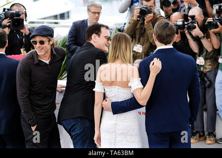 Cannes, Frankreich. 22. Mai, 2019. Brad Pitt, Quentin Tarantino, Margot Robbie und Leonardo DiCaprio stellt bei einem Fotoshooting für Once Upon a Time In. Hollywood am Mittwoch, den 22. Mai 2019 auf dem 72. Festival de Cannes, Palais des Festivals, Cannes. Im Bild: Brad Pitt, Quentin Tarantino, Margot Robbie, Leonardo DiCaprio. Bild von der Credit: Julie Edwards/Alamy leben Nachrichten Stockfoto