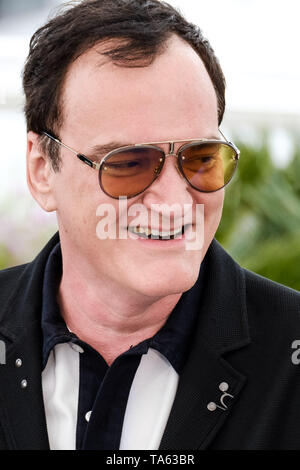 Cannes, Frankreich. 22. Mai, 2019. Quentin Tarantino stellt bei einem Fotoshooting für Once Upon a Time In. Hollywood am Mittwoch, den 22. Mai 2019 auf dem 72. Festival de Cannes, Palais des Festivals, Cannes. Im Bild: Quentin Tarantino. Bild von der Credit: Julie Edwards/Alamy leben Nachrichten Stockfoto