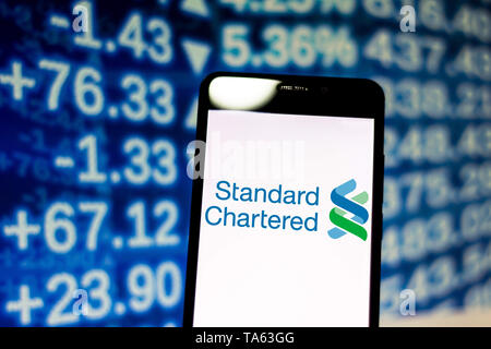 Brasilien. 21 Mai, 2019. In diesem Foto Illustration der Standard Chartered logo gesehen wird auf dem Smartphone angezeigt. Credit: Rafael Henrique/SOPA Images/ZUMA Draht/Alamy leben Nachrichten Stockfoto