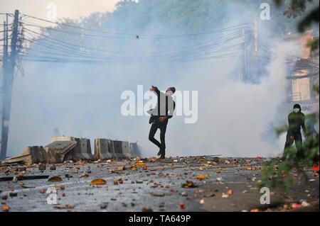 (190522) -- Jakarta, 22. Mai 2019 (Xinhua) - ein Demonstrant wirft Steine bei einem Zusammentreffen in Jakarta, Indonesien, 22. Mai 2019. Der Gouverneur von Jakarta Anies Baswedan sagte am Mittwoch, die Zusammenstöße zwischen der Polizei und Demonstranten, die rund 5 Stunden von Mitternacht bis in den Morgen 6 Personen aufgetreten, verletzte rund 200 andere getötet hat. Die Zusammenstöße zwischen der Polizei und Demonstranten, die Ergebnisse der Präsidentschaftswahlen in einigen Punkten in der Innenstadt von Jakarta Bereich aufgetreten abgelehnt, in der Nähe der Wahl Kontrollinstanz (Bawaslu) Gebäude. (Xinhua / Zulkarnain) Stockfoto