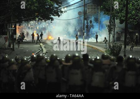 (190522) -- Jakarta, 22. Mai 2019 (Xinhua) - Demonstranten werden bei einem Zusammentreffen in Jakarta, Indonesien, 22. Mai 2019 gesehen. Der Gouverneur von Jakarta Anies Baswedan sagte am Mittwoch, die Zusammenstöße zwischen der Polizei und Demonstranten, die rund 5 Stunden von Mitternacht bis in den Morgen 6 Personen aufgetreten, verletzte rund 200 andere getötet hat. Die Zusammenstöße zwischen der Polizei und Demonstranten, die Ergebnisse der Präsidentschaftswahlen in einigen Punkten in der Innenstadt von Jakarta Bereich aufgetreten abgelehnt, in der Nähe der Wahl Kontrollinstanz (Bawaslu) Gebäude. (Xinhua / Zulkarnain) Stockfoto