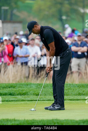 Bethpage, New York, USA. 17 Mai, 2019. Tiger Woods Schläge die ersten Grün während der zweiten Runde der 101 PGA Meisterschaft am Bethpage Black. Credit: Debby Wong/ZUMA Draht/Alamy leben Nachrichten Stockfoto