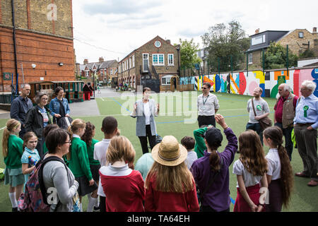 London, Großbritannien. 22. Mai, 2019. Caroline Lucas, Grüne Partei MP für Brighton Pavillon, verbindet Schülerinnen und Schüler aus Bessemer Grange Primary School in Goose Green Primary School in East Dulwich und die grüne Verschmutzung, die lokalen Grünen Mitglieder halfen während der Kampagne für die Europawahlen zu pflanzen. Scott Ainslie und Gulnar Hasnain, der der Partei der Grünen Liste in London top, sorgte auch. Credit: Mark Kerrison/Alamy leben Nachrichten Stockfoto