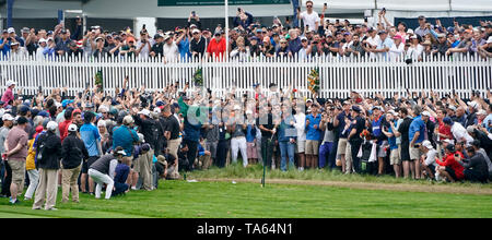 Bethpage, New York, USA. 17 Mai, 2019. Tiger Woods schlägt aus dem rauhen auf der ersten Bohrung in der zweiten Runde der 101 PGA Meisterschaft am Bethpage Black. Credit: Debby Wong/ZUMA Draht/Alamy leben Nachrichten Stockfoto