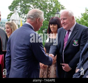 Armagh, Nordirland. 22. Mai, 2019. Im Bild von links nach rechts, Prinz Charles meets Pat Hamilton Prince Charles Besuch der St. Patrick's Cathedral. Credit: Liam McArdle/Alamy Leben Nachrichten. Stockfoto