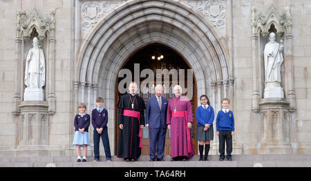 Armagh, Nordirland. 22. Mai, 2019. Bild Schüler aus Mt St Catherines Primary School Armagh, Links, mit Erzbischof Eamon Martin, Erzbischof von Armagh; Prinz Charles und Erzbischof Richard Clarke, der Kirche von Irland Erzbischof von Armagh, und Schüler von Armstrong Primary School Armagh an Prinz Charles Besuch der St. Patrick's Cathedral. Credit: Liam McArdle/Alamy Leben Nachrichten. Stockfoto