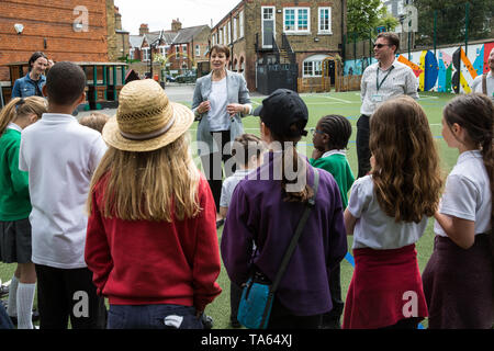 London, Großbritannien. 22. Mai, 2019. Caroline Lucas, Grüne Partei MP für Brighton Pavillon, verbindet Schülerinnen und Schüler aus Bessemer Grange Primary School in Goose Green Primary School in East Dulwich und die grüne Verschmutzung, die lokalen Grünen Mitglieder halfen während der Kampagne für die Europawahlen zu pflanzen. Scott Ainslie und Gulnar Hasnain, der der Partei der Grünen Liste in London top, sorgte auch. Credit: Mark Kerrison/Alamy leben Nachrichten Stockfoto