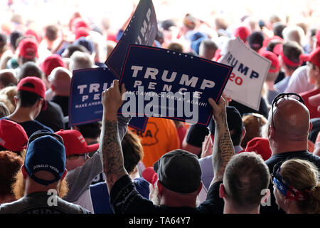 Montoursville, Pennsylvania, USA. 20 Mai, 2019. Trump Anhänger erwarten seiner Ankunft in Montoursville, Pennsylvania. Credit: Preston Ehrler/ZUMA Draht/Alamy leben Nachrichten Stockfoto