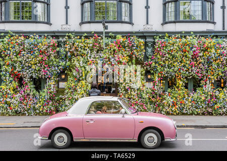 London, Großbritannien. 22. Mai 2019. Leute vorbei, aber viele sind ein Bilder oder selfies am Efeu Chelsea Garden Filiale - Chelsea in der Blüte, Teil der finge Aktivitäten auf der Chelsea Flower Show stoppen. Credit: Guy Bell/Alamy leben Nachrichten Stockfoto