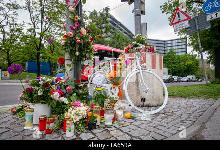 München, Deutschland. 22. Mai, 2019. Ein weißes Fahrrad mit einem Schild und der Aufschrift "Radfahrer 11 Jahre - 20. Mai 2019" erinnert an ein Fahrrad Unfall mit tödlichem Ausgang am 20.05.2019 an einer Kreuzung mit Ampel, nicht weit vom Europäischen Patentamt. Credit: Peter Kneffel/dpa/Alamy leben Nachrichten Stockfoto