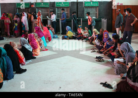 Dhaka, Dhaka, Bangladesch. 21 Mai, 2019. Muslime sind im Hauptbahnhof der Stadt gesehen zu kaufen voraus Fahrkarten zu ihren Häusern vor, ebenso wie das Eid al-Adha Festival in Dhaka, Bangladesch zu reisen. Bild: Sultan Mahmud Mukut/SOPA Images/ZUMA Draht/Alamy leben Nachrichten Stockfoto