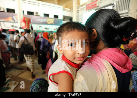 Dhaka, Dhaka, Bangladesch. 22. Mai, 2019. Muslime sind zu sehen im Hauptbahnhof der Stadt voll zu kaufen voraus Fahrkarten zu ihren Häusern vor, ebenso wie das Eid al-Adha Festival in Dhaka, Bangladesch zu reisen. Bild: Sultan Mahmud Mukut/SOPA Images/ZUMA Draht/Alamy leben Nachrichten Stockfoto