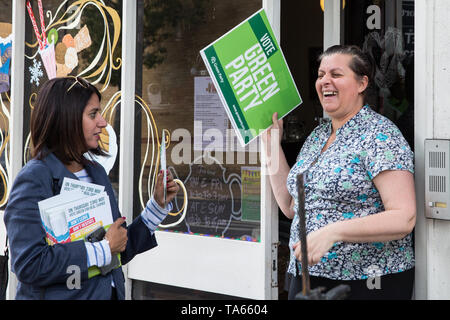 London, Großbritannien. 22. Mai, 2019. Gulnar Hasnain, auf der Grünen Liste für London, die Kampagnen für die Wahlen zum Europäischen Parlament im East Dulwich und Peckham. Credit: Mark Kerrison/Alamy leben Nachrichten Stockfoto