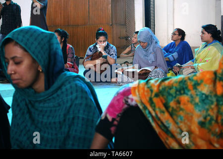 Dhaka, Dhaka, Bangladesch. 21 Mai, 2019. Muslime sind im Hauptbahnhof der Stadt gesehen zu kaufen voraus Fahrkarten zu ihren Häusern vor, ebenso wie das Eid al-Adha Festival in Dhaka, Bangladesch zu reisen. Bild: Sultan Mahmud Mukut/SOPA Images/ZUMA Draht/Alamy leben Nachrichten Stockfoto