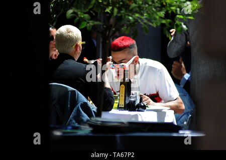 Mailand, Sfera Es dauerte ein Mittagessen mit einem mysteriösen Mädchen der Rapper SFERA EBBASTA Mittagessen mit einem mysteriösen Mädchen in einem bekannten Restaurant in der Mitte gefangen. Sobald er bemerkt die Präsenz des Fotografen, SFERA EBBASTA lässt sich auf die klassische Geste der mittleren Finger gehen, dann fordern, dass ein Teil der Eingangstür geschlossen werden, so dass sie nicht gestört werden. Nach einer Stunde SFERA EBBASTA verlässt das Restaurant mit dem Mädchen und den beiden Besuchen Sie die 'Balenciaga 'Boutique in der Via Montenapoleone, bevor Sie einen sekundären Tür und weg rutscht. Stockfoto