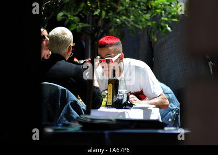 Mailand, Sfera Es dauerte ein Mittagessen mit einem mysteriösen Mädchen der Rapper SFERA EBBASTA Mittagessen mit einem mysteriösen Mädchen in einem bekannten Restaurant in der Mitte gefangen. Sobald er bemerkt die Präsenz des Fotografen, SFERA EBBASTA lässt sich auf die klassische Geste der mittleren Finger gehen, dann fordern, dass ein Teil der Eingangstür geschlossen werden, so dass sie nicht gestört werden. Nach einer Stunde SFERA EBBASTA verlässt das Restaurant mit dem Mädchen und den beiden Besuchen Sie die 'Balenciaga 'Boutique in der Via Montenapoleone, bevor Sie einen sekundären Tür und weg rutscht. Stockfoto