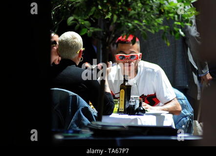 Mailand, Sfera Es dauerte ein Mittagessen mit einem mysteriösen Mädchen der Rapper SFERA EBBASTA Mittagessen mit einem mysteriösen Mädchen in einem bekannten Restaurant in der Mitte gefangen. Sobald er bemerkt die Präsenz des Fotografen, SFERA EBBASTA lässt sich auf die klassische Geste der mittleren Finger gehen, dann fordern, dass ein Teil der Eingangstür geschlossen werden, so dass sie nicht gestört werden. Nach einer Stunde SFERA EBBASTA verlässt das Restaurant mit dem Mädchen und den beiden Besuchen Sie die 'Balenciaga 'Boutique in der Via Montenapoleone, bevor Sie einen sekundären Tür und weg rutscht. Stockfoto