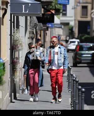 Mailand, Sfera Es dauerte ein Mittagessen mit einem mysteriösen Mädchen der Rapper SFERA EBBASTA Mittagessen mit einem mysteriösen Mädchen in einem bekannten Restaurant in der Mitte gefangen. Sobald er bemerkt die Präsenz des Fotografen, SFERA EBBASTA lässt sich auf die klassische Geste der mittleren Finger gehen, dann fordern, dass ein Teil der Eingangstür geschlossen werden, so dass sie nicht gestört werden. Nach einer Stunde SFERA EBBASTA verlässt das Restaurant mit dem Mädchen und den beiden Besuchen Sie die 'Balenciaga 'Boutique in der Via Montenapoleone, bevor Sie einen sekundären Tür und weg rutscht. Stockfoto