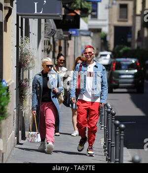 Mailand, Sfera Es dauerte ein Mittagessen mit einem mysteriösen Mädchen der Rapper SFERA EBBASTA Mittagessen mit einem mysteriösen Mädchen in einem bekannten Restaurant in der Mitte gefangen. Sobald er bemerkt die Präsenz des Fotografen, SFERA EBBASTA lässt sich auf die klassische Geste der mittleren Finger gehen, dann fordern, dass ein Teil der Eingangstür geschlossen werden, so dass sie nicht gestört werden. Nach einer Stunde SFERA EBBASTA verlässt das Restaurant mit dem Mädchen und den beiden Besuchen Sie die 'Balenciaga 'Boutique in der Via Montenapoleone, bevor Sie einen sekundären Tür und weg rutscht. Stockfoto