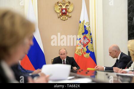 Moskau, Russland. 22. Mai, 2019. Der russische Präsident Wladimir Putin, Mitte, während einer öffentlichen Sitzung an der Kreml am 22. Mai 2019 in Moskau, Russland. Credit: Planetpix/Alamy leben Nachrichten Stockfoto