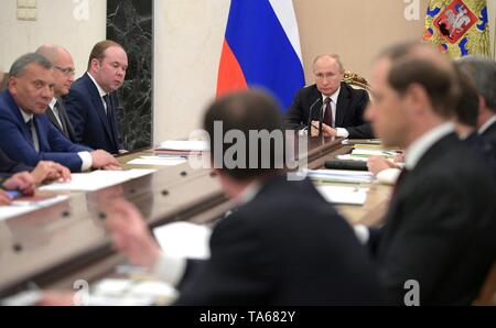 Moskau, Russland. 22. Mai, 2019. Der russische Präsident Wladimir Putin, Mitte, während einer öffentlichen Sitzung an der Kreml am 22. Mai 2019 in Moskau, Russland. Credit: Planetpix/Alamy leben Nachrichten Stockfoto