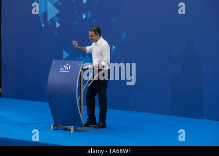Athen, Griechenland. 22. Mai 2019. KYRIAKOS MITSOTAKIS, Führer der konservativen Partei Neue Demokratie Anhänger Adressen. Die neue Demokratie Fans besucht Haupt vor der Partei - Wahl Rallye in Athen als Griechen für den Sie Stimmen des Europäischen Parlaments und Kommunen am 26. Mai. © Nikolas Georgiou/Alamy leben Nachrichten Stockfoto