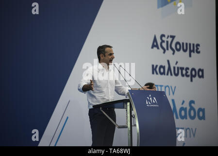 Athen, Griechenland. 22. Mai, 2019. KYRIAKOS MITSOTAKIS, Führer der konservativen Partei Neue Demokratie Anhänger Adressen. Die neue Demokratie Fans besucht Haupt vor der Partei - Wahl Rallye in Athen als Griechen für den Sie Stimmen des Europäischen Parlaments und Kommunen am 26. Mai. Credit: Nikolas Georgiou/ZUMA Draht/Alamy leben Nachrichten Stockfoto
