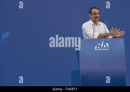Athen, Griechenland. 22. Mai 2019. KYRIAKOS MITSOTAKIS, Führer der konservativen Partei Neue Demokratie Anhänger Adressen. Die neue Demokratie Fans besucht Haupt vor der Partei - Wahl Rallye in Athen als Griechen für den Sie Stimmen des Europäischen Parlaments und Kommunen am 26. Mai. © Nikolas Georgiou/Alamy leben Nachrichten Stockfoto
