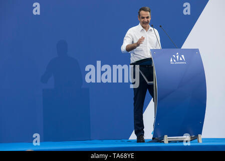 Athen, Griechenland. 22. Mai 2019. KYRIAKOS MITSOTAKIS, Führer der konservativen Partei Neue Demokratie Anhänger Adressen. Die neue Demokratie Fans besucht Haupt vor der Partei - Wahl Rallye in Athen als Griechen für den Sie Stimmen des Europäischen Parlaments und Kommunen am 26. Mai. © Nikolas Georgiou/Alamy leben Nachrichten Stockfoto