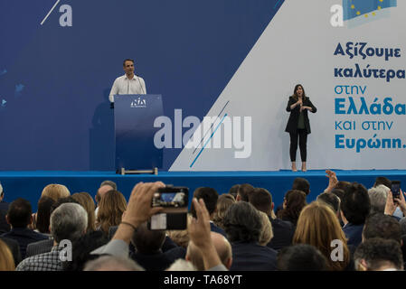 Athen, Griechenland. 22. Mai 2019. KYRIAKOS MITSOTAKIS, Führer der konservativen Partei Neue Demokratie Anhänger Adressen. Die neue Demokratie Fans besucht Haupt vor der Partei - Wahl Rallye in Athen als Griechen für den Sie Stimmen des Europäischen Parlaments und Kommunen am 26. Mai. © Nikolas Georgiou/Alamy leben Nachrichten Stockfoto