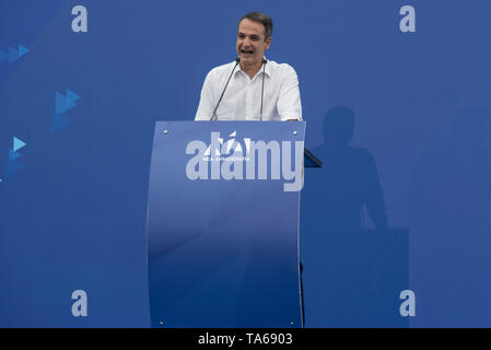 Athen, Griechenland. 22. Mai 2019. KYRIAKOS MITSOTAKIS, Führer der konservativen Partei Neue Demokratie Anhänger Adressen. Die neue Demokratie Fans besucht Haupt vor der Partei - Wahl Rallye in Athen als Griechen für den Sie Stimmen des Europäischen Parlaments und Kommunen am 26. Mai. © Nikolas Georgiou/Alamy leben Nachrichten Stockfoto