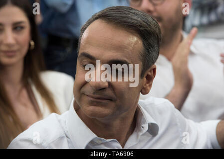 Athen, Griechenland. 22. Mai 2019. KYRIAKOS MITSOTAKIS, Führer der konservativen Partei Neue Demokratie Anhänger Adressen. Die neue Demokratie Fans besucht Haupt vor der Partei - Wahl Rallye in Athen als Griechen für den Sie Stimmen des Europäischen Parlaments und Kommunen am 26. Mai. © Nikolas Georgiou/Alamy leben Nachrichten Stockfoto