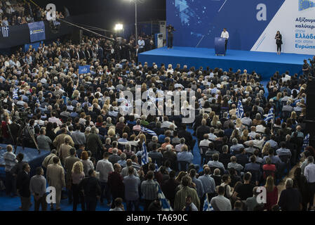 Athen, Griechenland. 22. Mai, 2019. KYRIAKOS MITSOTAKIS, Führer der konservativen Partei Neue Demokratie Anhänger Adressen. Die neue Demokratie Fans besucht Haupt vor der Partei - Wahl Rallye in Athen als Griechen für den Sie Stimmen des Europäischen Parlaments und Kommunen am 26. Mai. Credit: Nikolas Georgiou/ZUMA Draht/Alamy leben Nachrichten Stockfoto