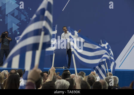 Athen, Griechenland. 22. Mai, 2019. KYRIAKOS MITSOTAKIS, Führer der konservativen Partei Neue Demokratie Anhänger Adressen. Die neue Demokratie Fans besucht Haupt vor der Partei - Wahl Rallye in Athen als Griechen für den Sie Stimmen des Europäischen Parlaments und Kommunen am 26. Mai. Credit: Nikolas Georgiou/ZUMA Draht/Alamy leben Nachrichten Stockfoto
