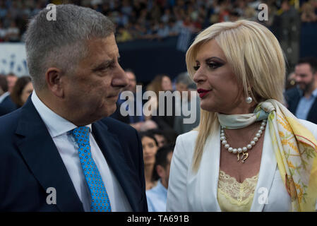 Athen, Griechenland. 22. Mai 2019. GIORGOS PATOULIS und seine Frau während der Neuen Demokratie der Fall. Die neue Demokratie Fans besucht Haupt vor der Partei - Wahl Rallye in Athen als Griechen für den Sie Stimmen des Europäischen Parlaments und Kommunen am 26. Mai. © Nikolas Georgiou/Alamy leben Nachrichten Stockfoto