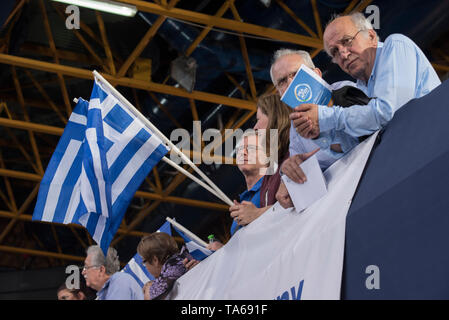 Athen, Griechenland. 22. Mai 2019. Konservative Partei Neue Demokratie Unterstützer wave Flaggen und rufen Parolen. Die neue Demokratie Fans besucht Haupt vor der Partei - Wahl Rallye in Athen als Griechen für den Sie Stimmen des Europäischen Parlaments und Kommunen am 26. Mai. © Nikolas Georgiou/Alamy leben Nachrichten Stockfoto