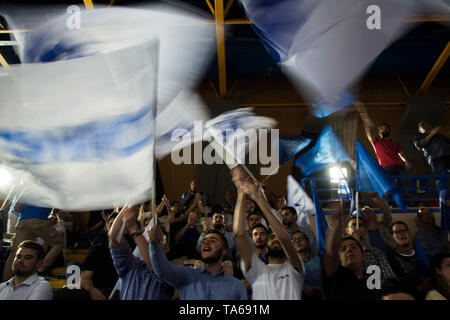 Athen, Griechenland. 22. Mai 2019. Konservative Partei Neue Demokratie Unterstützer wave Flaggen und rufen Parolen. Die neue Demokratie Fans besucht Haupt vor der Partei - Wahl Rallye in Athen als Griechen für den Sie Stimmen des Europäischen Parlaments und Kommunen am 26. Mai. © Nikolas Georgiou/Alamy leben Nachrichten Stockfoto