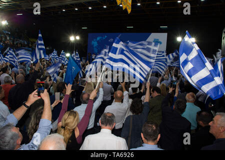 Athen, Griechenland. 22. Mai 2019. Konservative Partei Neue Demokratie Unterstützer wave Flaggen und rufen Parolen. Die neue Demokratie Fans besucht Haupt vor der Partei - Wahl Rallye in Athen als Griechen für den Sie Stimmen des Europäischen Parlaments und Kommunen am 26. Mai. © Nikolas Georgiou/Alamy leben Nachrichten Stockfoto