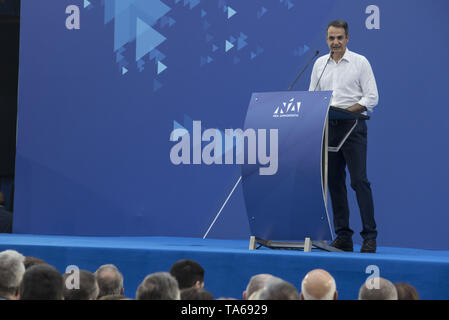 Athen, Griechenland. 22. Mai, 2019. KYRIAKOS MITSOTAKIS, Führer der konservativen Partei Neue Demokratie Anhänger Adressen. Die neue Demokratie Fans besucht Haupt vor der Partei - Wahl Rallye in Athen als Griechen für den Sie Stimmen des Europäischen Parlaments und Kommunen am 26. Mai. Credit: Nikolas Georgiou/ZUMA Draht/Alamy leben Nachrichten Stockfoto