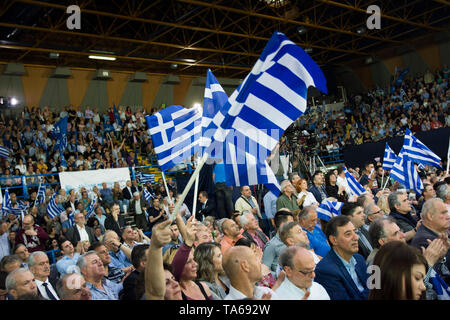 Athen, Griechenland. 22. Mai 2019. Konservative Partei Neue Demokratie Unterstützer wave Flaggen und rufen Parolen. Die neue Demokratie Fans besucht Haupt vor der Partei - Wahl Rallye in Athen als Griechen für den Sie Stimmen des Europäischen Parlaments und Kommunen am 26. Mai. © Nikolas Georgiou/Alamy leben Nachrichten Stockfoto