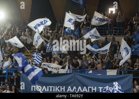 Athen, Griechenland. 22. Mai, 2019. Konservative Partei Neue Demokratie Unterstützer wave Flaggen und rufen Parolen. Die neue Demokratie Fans besucht Haupt vor der Partei - Wahl Rallye in Athen als Griechen für den Sie Stimmen des Europäischen Parlaments und Kommunen am 26. Mai. Credit: Nikolas Georgiou/ZUMA Draht/Alamy leben Nachrichten Stockfoto