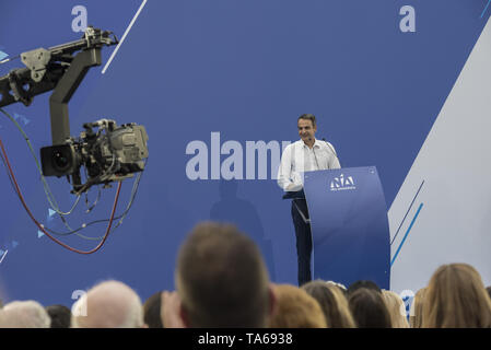 Athen, Griechenland. 22. Mai, 2019. KYRIAKOS MITSOTAKIS, Führer der konservativen Partei Neue Demokratie Anhänger Adressen. Die neue Demokratie Fans besucht Haupt vor der Partei - Wahl Rallye in Athen als Griechen für den Sie Stimmen des Europäischen Parlaments und Kommunen am 26. Mai. Credit: Nikolas Georgiou/ZUMA Draht/Alamy leben Nachrichten Stockfoto