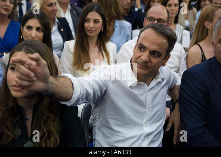 Athen, Griechenland. 22. Mai 2019. KYRIAKOS MITSOTAKIS, Führer der konservativen Partei Neue Demokratie Anhänger Adressen. Die neue Demokratie Fans besucht Haupt vor der Partei - Wahl Rallye in Athen als Griechen für den Sie Stimmen des Europäischen Parlaments und Kommunen am 26. Mai. © Nikolas Georgiou/Alamy leben Nachrichten Stockfoto