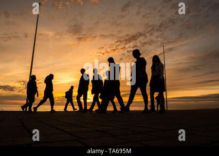 Aberystwyth Wales UK, Mittwoch, 22. Mai 2019 Deutschland Wetter: Menschen ab einem Bummel entlang der Strandpromenade bei Sonnenuntergang in Aberystwyth an einem milden kann Abends, am Ende eines Tages der warmen Frühlingssonne an der Westküste von Wales. Photo Credit: Keith Morris/Alamy leben Nachrichten Stockfoto