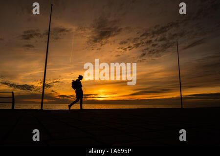 Aberystwyth Wales UK, Mittwoch, 22. Mai 2019 Deutschland Wetter: Menschen ab einem Bummel entlang der Strandpromenade bei Sonnenuntergang in Aberystwyth an einem milden kann Abends, am Ende eines Tages der warmen Frühlingssonne an der Westküste von Wales. Photo Credit: Keith Morris/Alamy leben Nachrichten Stockfoto