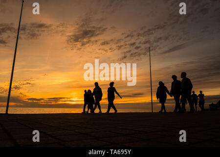 Aberystwyth Wales UK, Mittwoch, 22. Mai 2019 Deutschland Wetter: Menschen ab einem Bummel entlang der Strandpromenade bei Sonnenuntergang in Aberystwyth an einem milden kann Abends, am Ende eines Tages der warmen Frühlingssonne an der Westküste von Wales. Photo Credit: Keith Morris/Alamy leben Nachrichten Stockfoto