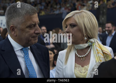 Athen, Griechenland. 22. Mai, 2019. GIORGOS PATOULIS und seine Frau während der Neuen Demokratie der Fall. Die neue Demokratie Fans besucht Haupt vor der Partei - Wahl Rallye in Athen als Griechen für den Sie Stimmen des Europäischen Parlaments und Kommunen am 26. Mai. Credit: Nikolas Georgiou/ZUMA Draht/Alamy leben Nachrichten Stockfoto