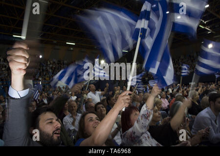 Athen, Griechenland. 22. Mai, 2019. Konservative Partei Neue Demokratie Unterstützer wave Flaggen und rufen Parolen. Die neue Demokratie Fans besucht Haupt vor der Partei - Wahl Rallye in Athen als Griechen für den Sie Stimmen des Europäischen Parlaments und Kommunen am 26. Mai. Credit: Nikolas Georgiou/ZUMA Draht/Alamy leben Nachrichten Stockfoto