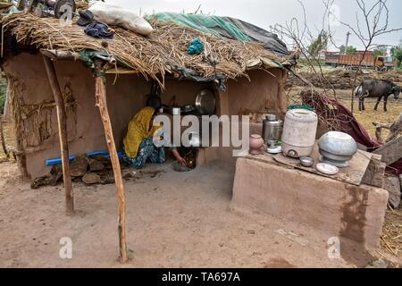 Mai 22, 2019 - Patiala, Punjab, Indien - eine Indische nomad Frau gesehen Kochen mit Kraftstoffsparenden Herd in Patiala Bezirk von Punjab, Indien. (Bild: © saqib Majeed/SOPA Bilder über ZUMA Draht) Stockfoto